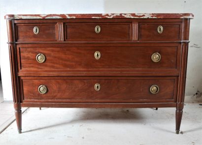 Commode en placage d'acajou à cinq tiroirs...