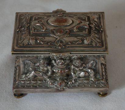 Petit coffret à bijoux quadripode en métal...