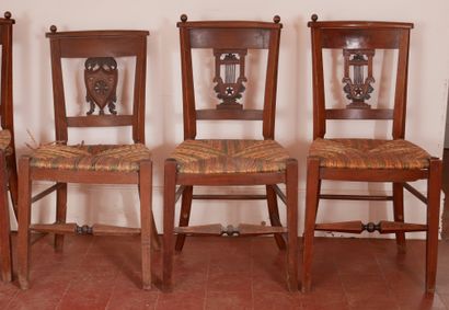 Quatre paires et une chaises paillées dépareillées...