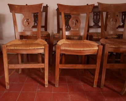 Quatre paires et une chaises paillées dépareillées...