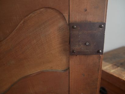 Armoire en bois naturel à deux portes moulurées...