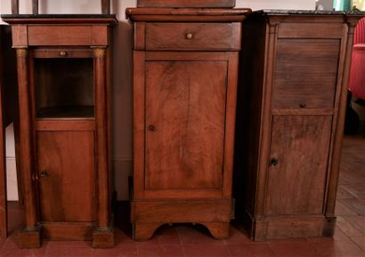 Lot de 8 chevets et trois bidets en bois...
