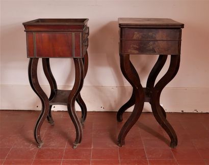 Lot :

- Travailleuse en placage d'acajou...