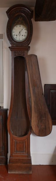Horloge de parquet en noyer mouluré, sculpté...
