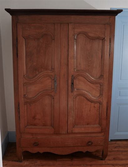 Armoire en bois naturel à deux portes moulurées...