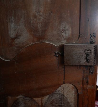 Importante armoire en bois naturel moulurée...
