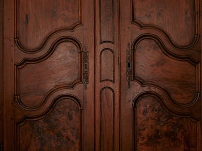 Armoire en bois naturel à deux portes moulurées...