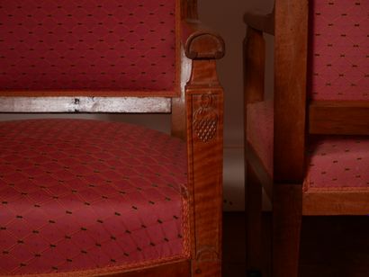 Suite de cinq fauteuils cabriolets en bois...