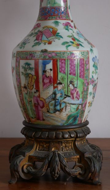 Paire de lampes à pétrole en porcelaine polychrome...