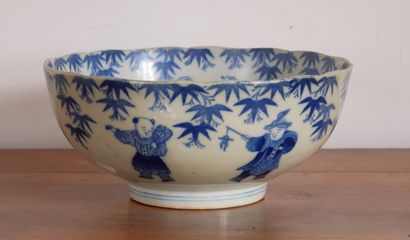 Paire de coupes sur talon en porcelaine blanc-bleu...