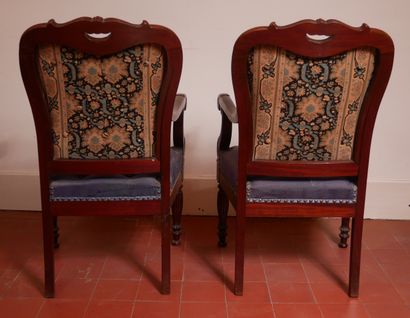 Paire de fauteuils en acajou, le haut du...