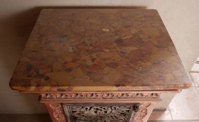 Poêle en fonte et céramique à glaçure rose,...
