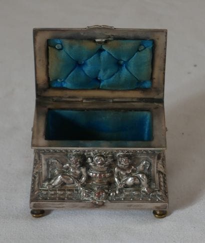 Petit coffret à bijoux quadripode en métal...