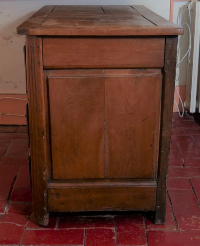 Commode en bois naturel à pans coupés, montants...