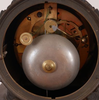Pendule borne en bronze patiné et doré, tôle...