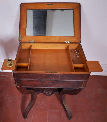 Lot :

- Travailleuse en placage d'acajou...