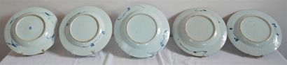 Cinq assiettes en porcelaine blanc-bleu à...