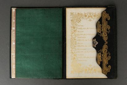 # Lot :

- Deux porte monnaies en cuir (accidents)

-...
