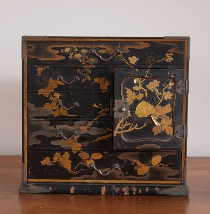 Petit cabinet en laque noir à décor doré...