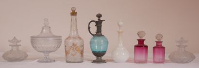 Lot de bouteilles, flacons, coupe couverte...