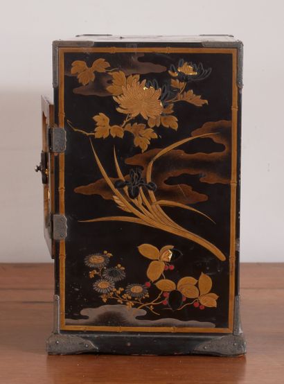 Petit cabinet en laque noir à décor doré...