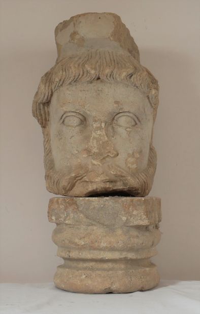 Sculpture représentant un homme barbu et...