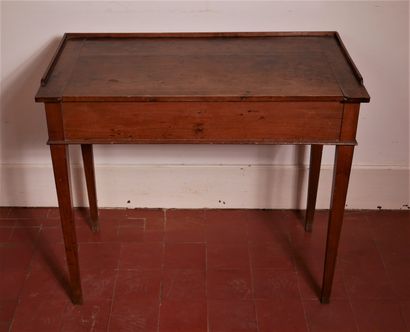 Table à écrire en bois naturel à deux tiroirs...