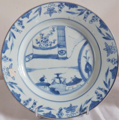 Cinq assiettes en porcelaine blanc-bleu à...
