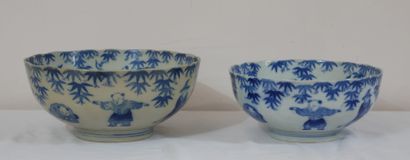 Paire de coupes sur talon en porcelaine blanc-bleu...