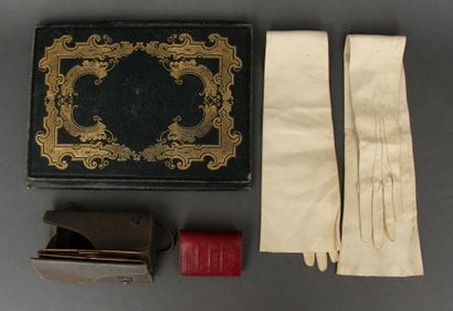 # Lot :

- Deux porte monnaies en cuir (accidents)

-...