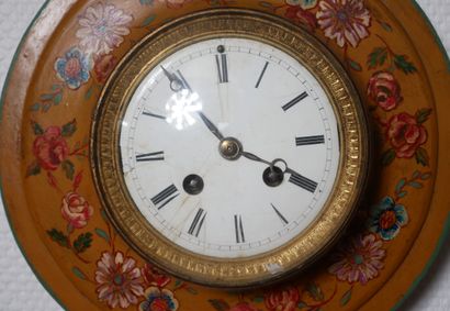 Pendule œil de bœuf en tôle relaqué jaune...