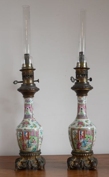 Paire de lampes à pétrole en porcelaine polychrome...
