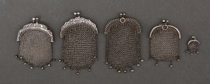 # Lot de quatre bourses maille en argent...