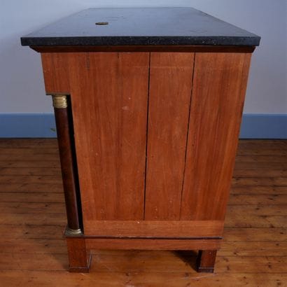 Commode à colonne détachée en placage d'acajou...