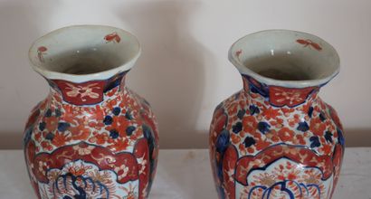 Paire de vases en porcelaine à décor Imari...