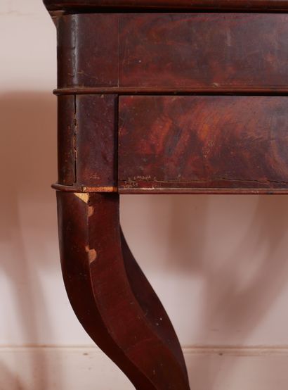 Lot :

- Travailleuse en placage d'acajou...
