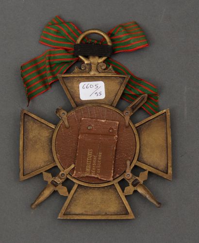 # Cadre présentoir en forme de Croix de guerre...