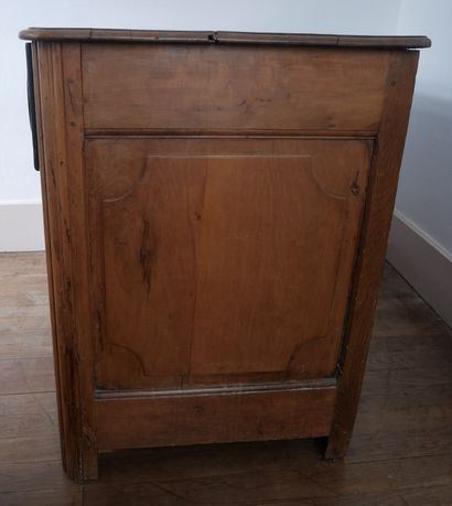 Commode en bois fruitier et bois noirçi à...