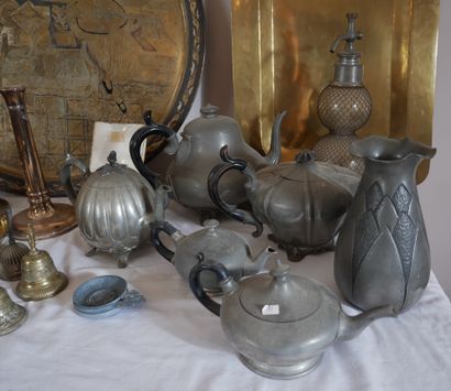 Lot de verseuses, bougeoirs en cuivre, étain...