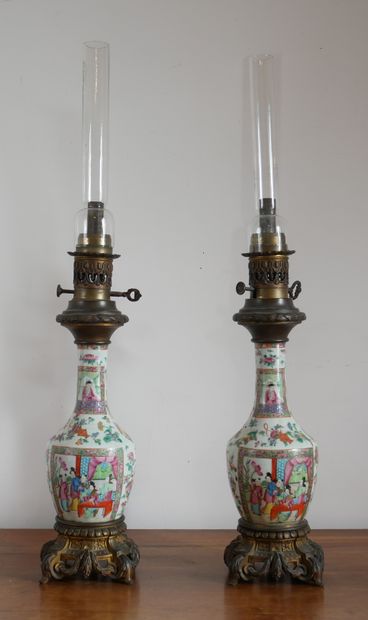 Paire de lampes à pétrole en porcelaine polychrome...