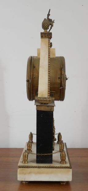 Petite pendule portique en marbre blanc et...