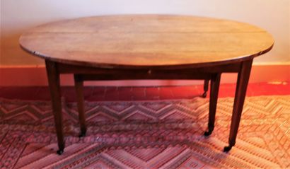 Table ovale en bois naturel à pieds gaines

H...