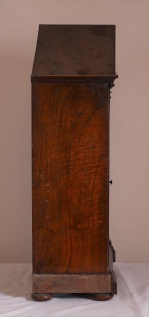 Pendule à poser en bois naturel à fronton...