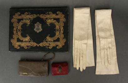 # Lot :

- Deux porte monnaies en cuir (accidents)

-...