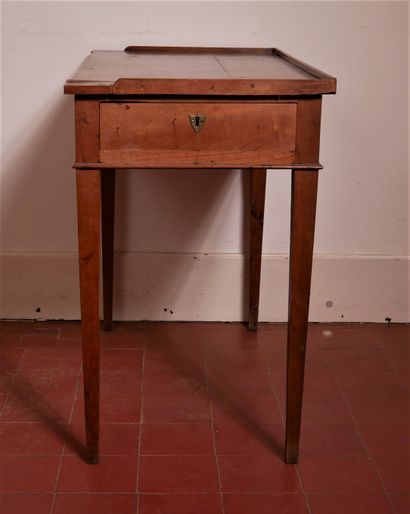 Table à écrire en bois naturel à deux tiroirs...