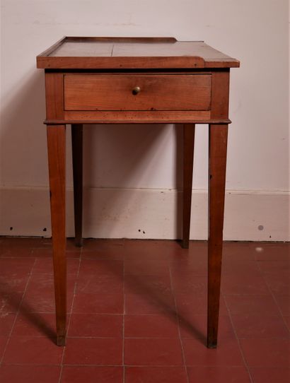 Table à écrire en bois naturel à deux tiroirs...