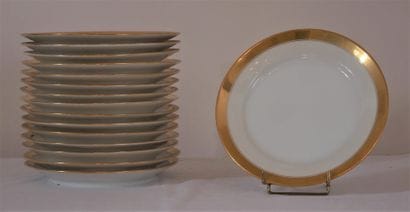 Seize assiettes en porcelaine blanche à frise...