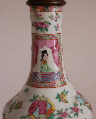Paire de lampes à pétrole en porcelaine polychrome...