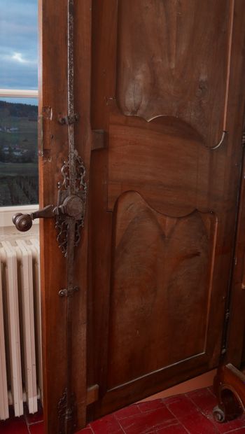 Importante armoire en bois naturel moulurée...