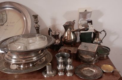 Lot en métal argenté : plats, timbales, bougeoirs,...
